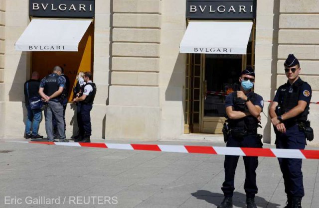 Franţa: Bijuterii în valoare de 10 milioane de euro, furate dintr-un magazin din Place Vendome