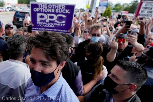 Canada: Trudeau, atacat cu pietriş de manifestanții împotriva obligativităţii vaccinurilor. Video