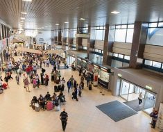 Un bărbat de 66 de ani a furat 3.000 de euro dintr-o borsetă din Aeroportul Otopeni și a încercat să fugă în Republica Moldova