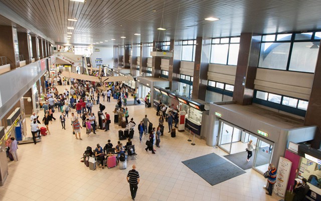 Un bărbat de 66 de ani a furat 3.000 de euro dintr-o borsetă din Aeroportul Otopeni și a încercat să fugă în Republica Moldova