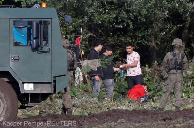 Treizeci de migranţi, blocaţi de o lună la frontiera dintre Belarus şi Polonia