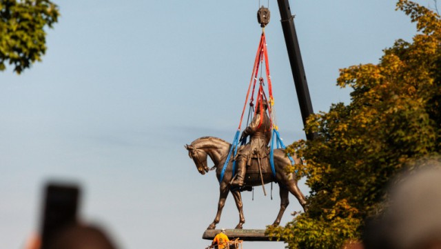 Statuia comandantului confederat Robert E. Lee a fost dată jos în SUA