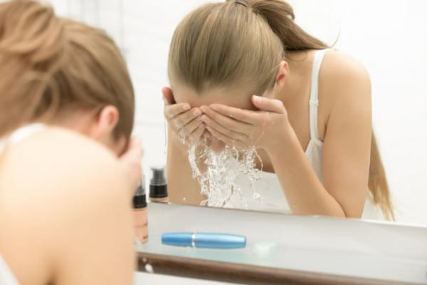 Punctele negre: de ce apar și cum poți scăpa de ele?