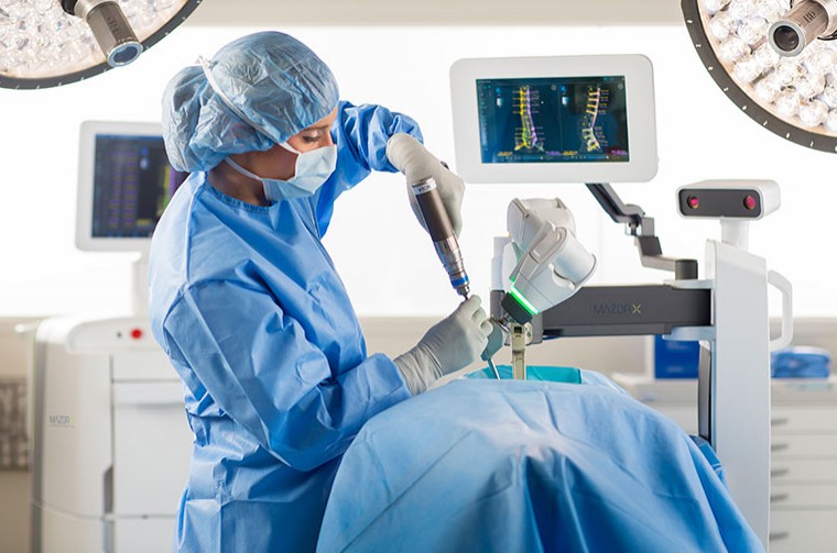 Un robot de chirurgie spinală, care există doar în 8 spitale din toată Europa, va fi utilizat şi în România
