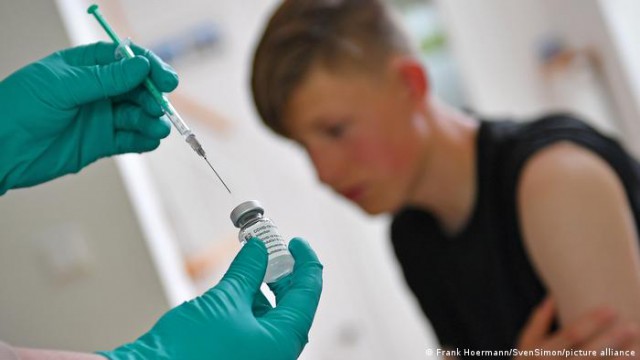 Responsabilii sanitari din Regatul Unit recomandă vaccinarea anti-COVID-19 a copiilor de 12-15 ani