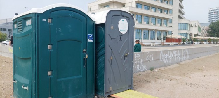 TOALETELE PUBLICE de pe PLAJĂ, ÎNCUIATE cu LACĂTUL