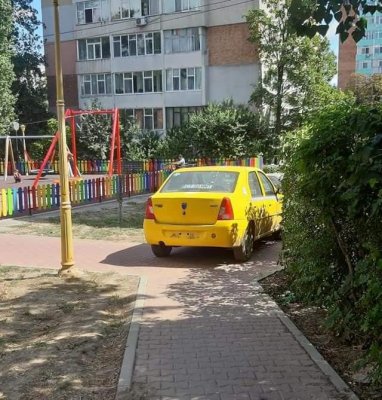 Și-a PARCAT TAXIUL pe o alee pietonală, fix lângă LOCUL de JOACĂ
