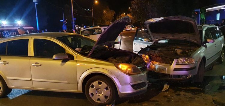 ACCIDENT rutier cu SCURGERI de COMBUSTIBIL. Două AUTOTURISME, implicate