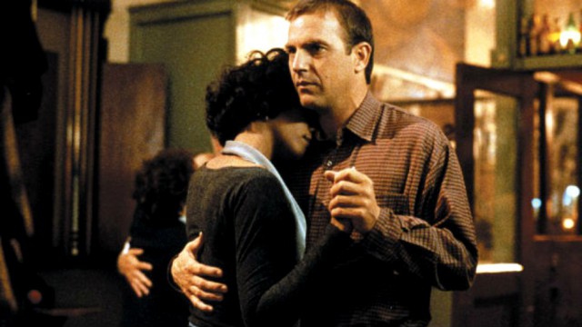 Un remake al filmului 'Bodyguard', în care a jucat Whitney Houston, pregătit pentru Warner Bros