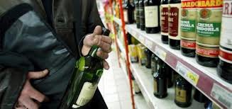 SETE MARE! A venit de la Suceava ca să CIORDEASCĂ BĂUTURĂ din VAMA VECHE