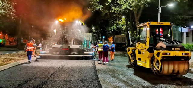 CONTINUĂ lucrările de asfaltare a carosabilului, pe bulevardul Mamaia