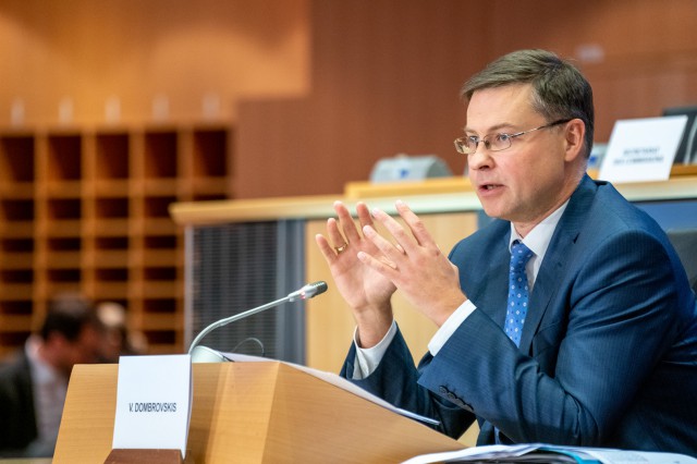 Valdis Dombrovskis: Investiţiile 'verzi' vor fi incluse în procesul de revizuire a regulilor bugetare ale UE