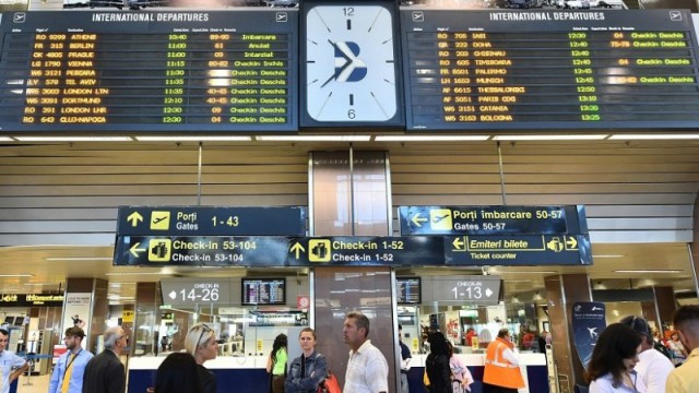 Preţul mediu al unui bilet de avion plătit de turiştii români s-a majorat cu 35%, în această vară