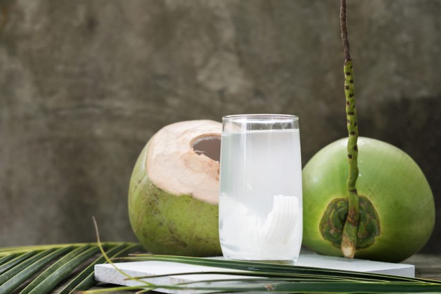 7 beneficii dovedite ale apei de cocos