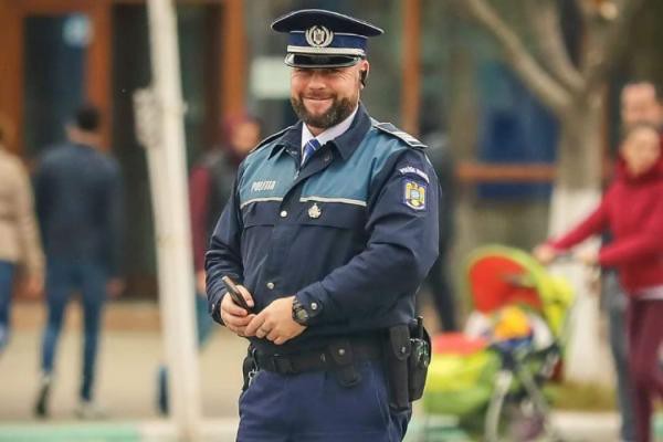 POLIȚISTUL Ababei, LOVIT cu PICIORUL în FAȚĂ de un DROGAT