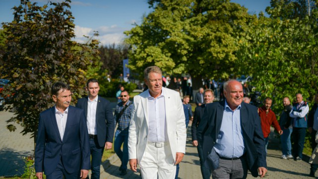 Klaus Iohannis îi îndeamnă pe români să joace golf: „Se poate practica la orice vârstă”