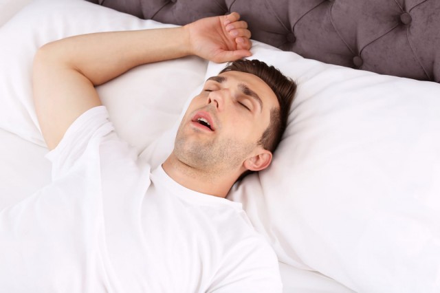 Studiu: Apneea în somn poate dubla riscul de moarte subită
