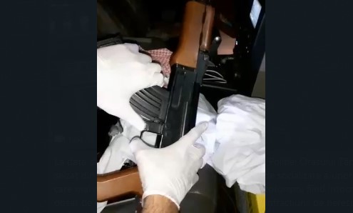 S-au dat ȘMECHERI cu... PISTOALE de JUCĂRIE și s-au trezit cu POLIȚIA la UȘĂ! Video