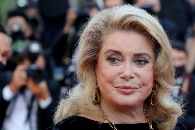 Actriţa Catherine Deneuve şi-a scos la licitaţie colecţia de încălţăminte