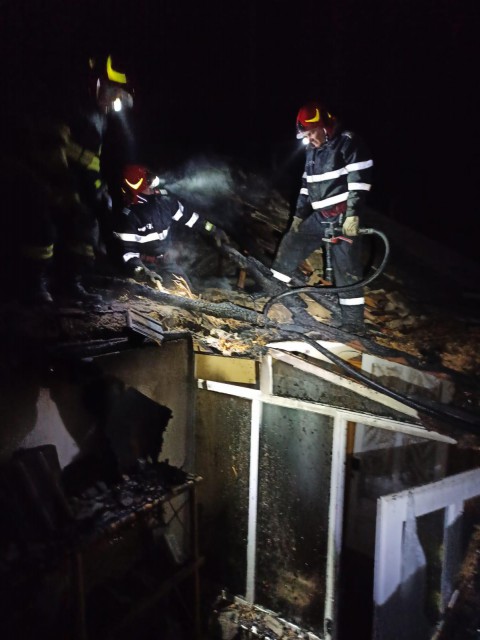 ALERTĂ într-o localitate din TULCEA: A ARS o LOCUINȚĂ