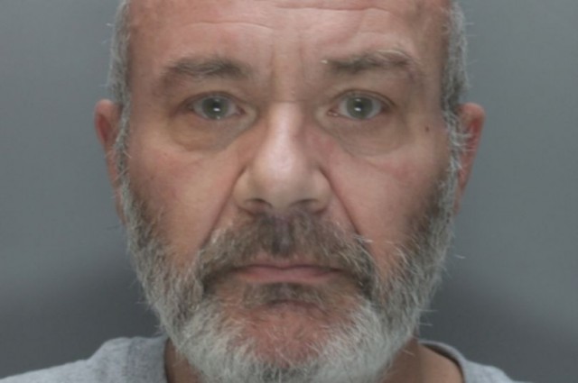 VIOLATOR periculos, cu 21 de CONDAMNĂRI la activ, EXTRĂDAT din MAREA BRITANIE