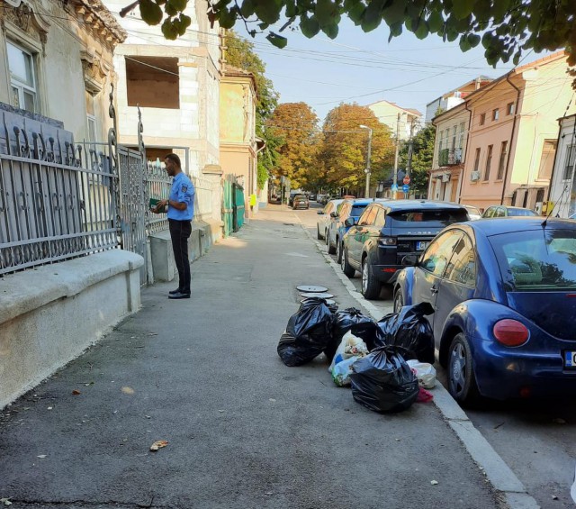 AMENZI usturătoare pentru aruncarea GUNOIULUI pe domeniul public, aplicate de polițiștii locali