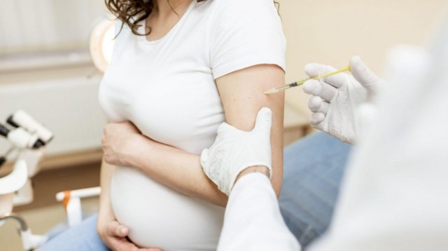 Gheorghiță: Nu s-au identificat cazuri de afectare a bebelușului după vaccinarea gravidei