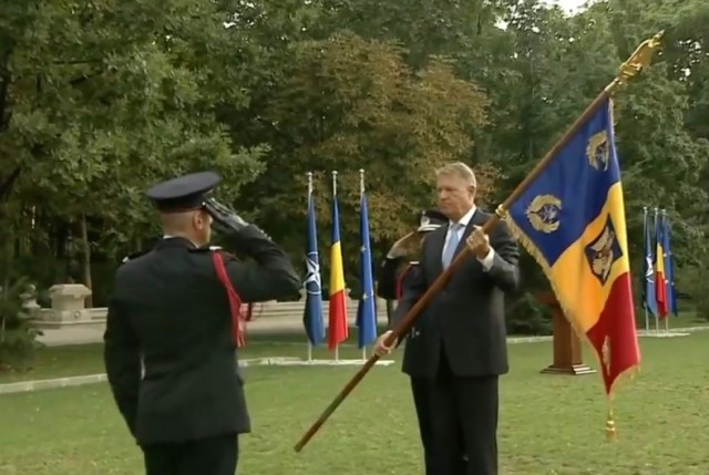 Klaus Iohannis a decorat pompierii implicați în stingerea incendiilor din Grecia