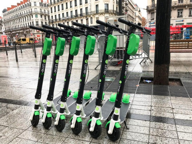 Jaf masiv în Capitală! Au furat bateriile de la zeci de trotinete electrice