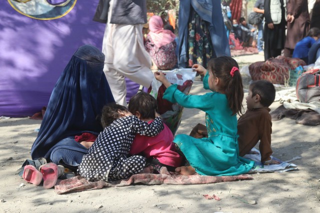 Peste nouă din 10 familii din Afganistan nu au destul de mâncare, atrage atenţia ONU