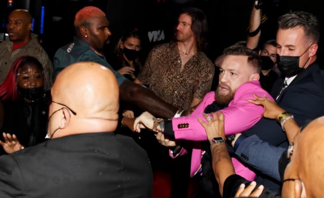 Scandal la premiile MTV Video Music Award: Conor McGregor supărat că nu a putut face o poză cu MGK. Video