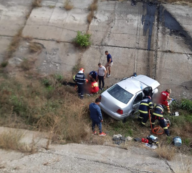 AUTOTURISM CĂZUT în CANAL, a INTERVENIT ELICOPTERUL SMURD; Un BĂRBAT a MURIT! VIDEO