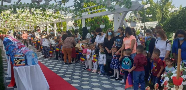 Dorinela Irimia a oferit cadouri elevilor din comuna Saraiu