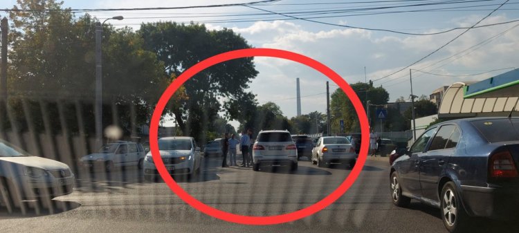 Accident rutier pe șoseaua Mangaliei, la intersecție cu strada Caraiman. VIDEO