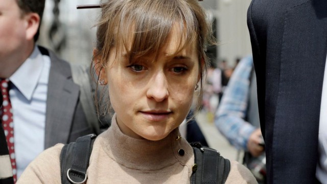 Actriţa americană Allison Mack a intrat la închisoare pentru participarea sa la secta NXIVM