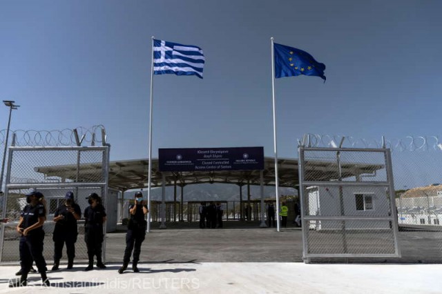 Grecia a început transferul migranţilor în noul centru de pe insula Samos, după un incendiu în vechea tabără
