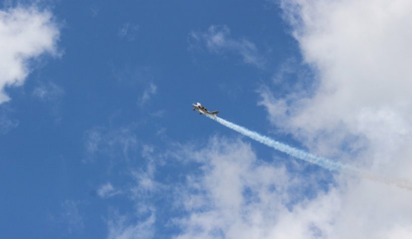 Avion aterizat forțat, pe un teren din apropierea aerodromului din Strejnic Avion aterizat forțat, pe un teren din apropierea aerodromului din Strejnic