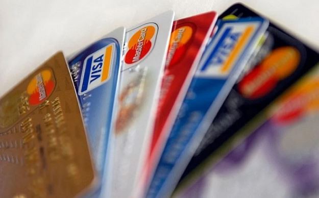 În România sunt mai multe carduri bancare decât oameni