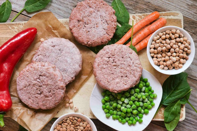 Carnea și înlocuitorii de carne: care sunt diferențele nutriționale?