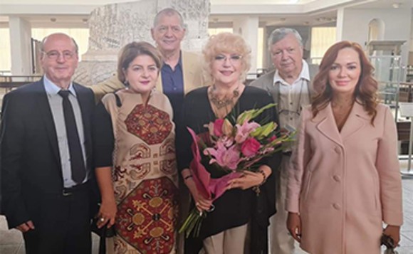 Corina Chiriac şi-a donat trofeele şi ţinutele de scenă Muzeului de Istorie