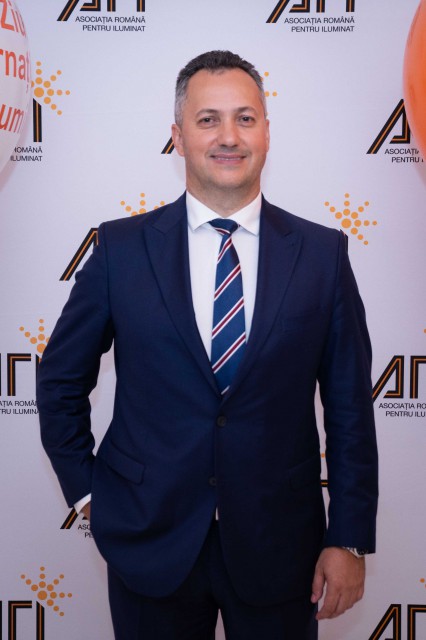 Afaceristul Bogdan SANDU NU vrea să renunțe la ILUMINATUL public din CERNAVODĂ!