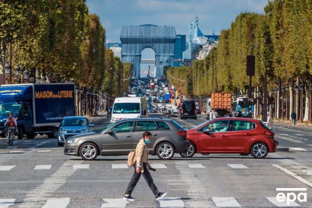 Franţa: O şoferiţă a lovit cu maşina patru trecători pe bulevardul Champs-Elysees din Paris