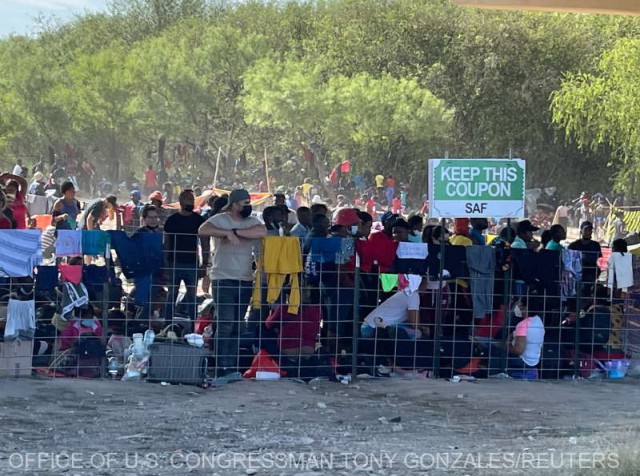 SUA: Mii de migranţi, în special haitieni, s-au strâns într-o tabără improvizată la frontiera cu Mexic