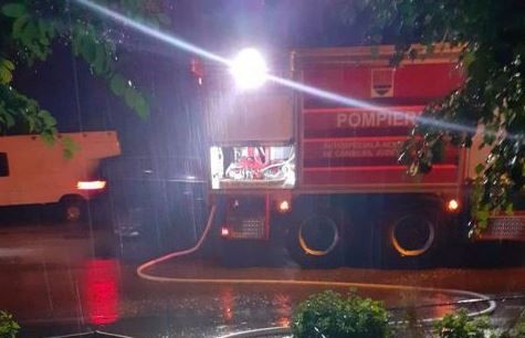 GARAJ inundat, în Mamaia. Pompierii au intervenit