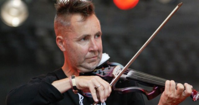 Nigel Kennedy şi-a anulat un concert acuzând organizatorul că nu îi permite să interpreteze piese de Jimi Hendrix