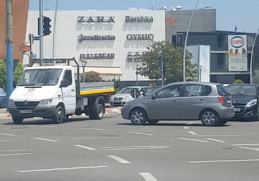 În intersecția de la CITY PARK MALL, SEMAFORUL e... de FRUMUSEȚE! VIDEO