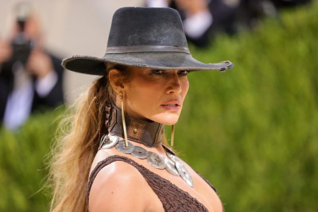 Jennifer Lopez, Joseph Fiennes şi Gael Garcia Bernal vor juca într-un thriller produs de Netflix