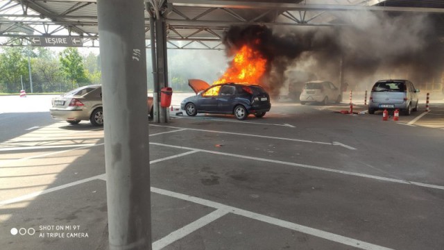 MAȘINĂ în FLĂCĂRI, în parcare la BRICK Mangalia