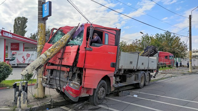 Accident RUTIER pe bulevardul Aurel Vlaicu: Un AUTOTREN a intrat în STÂLP! VIDEO
