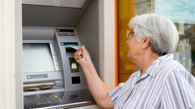 O FEMEIE vrea de la BANCĂ 5000 de EURO pe care i-a RETRAS acum 14 ani